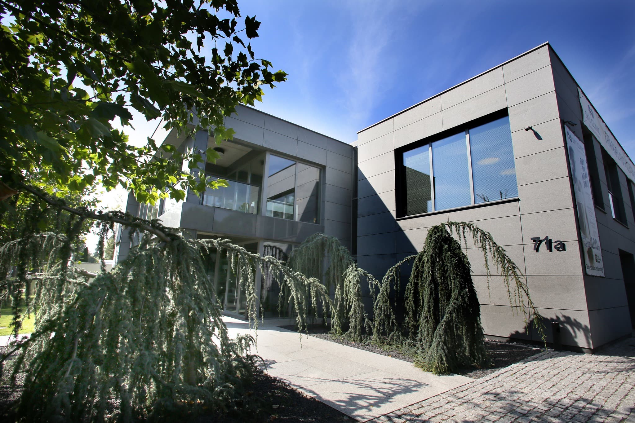 Budynek kliniki SkyClinic we Wrocławiu - nowoczesna architektura z dużymi oknami