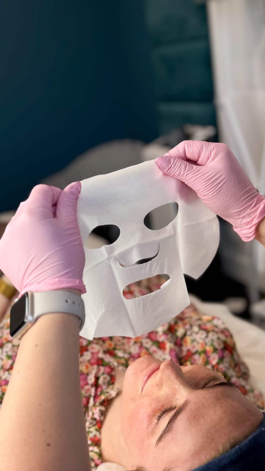 Maska kojąca nałożona na skórę po zabiegu Dermapen