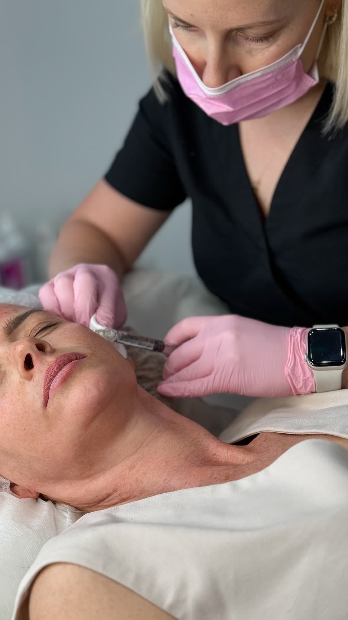 Specjalistka SkyClinic wykonująca mezoterapię igłową twarzy u Pacjentki